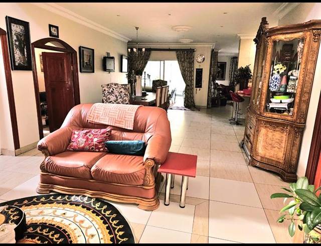 6 BEDROOM HOUSE FOR SALE IN ELDO VILLAGE